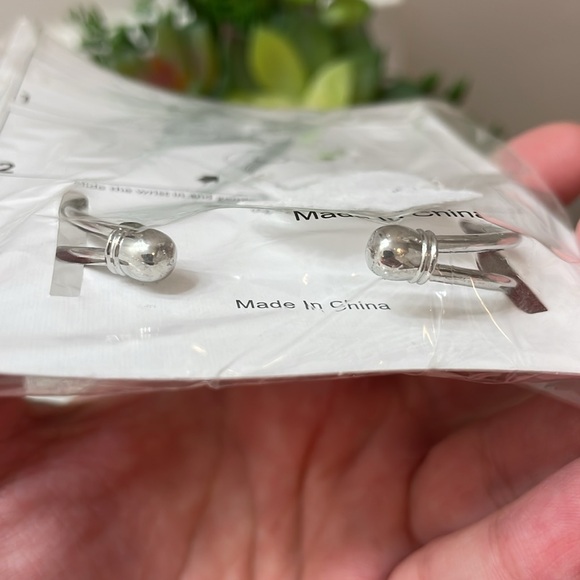 •NWT• RED VELVET BIJOUX // cuff bracelet // red agate stone // peace gemstone - Picture 7 of 10